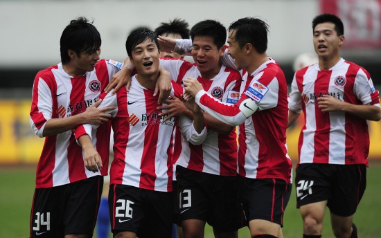 图片报：法兰克福解雇队医，因其在球队下榻酒店治疗对手球员