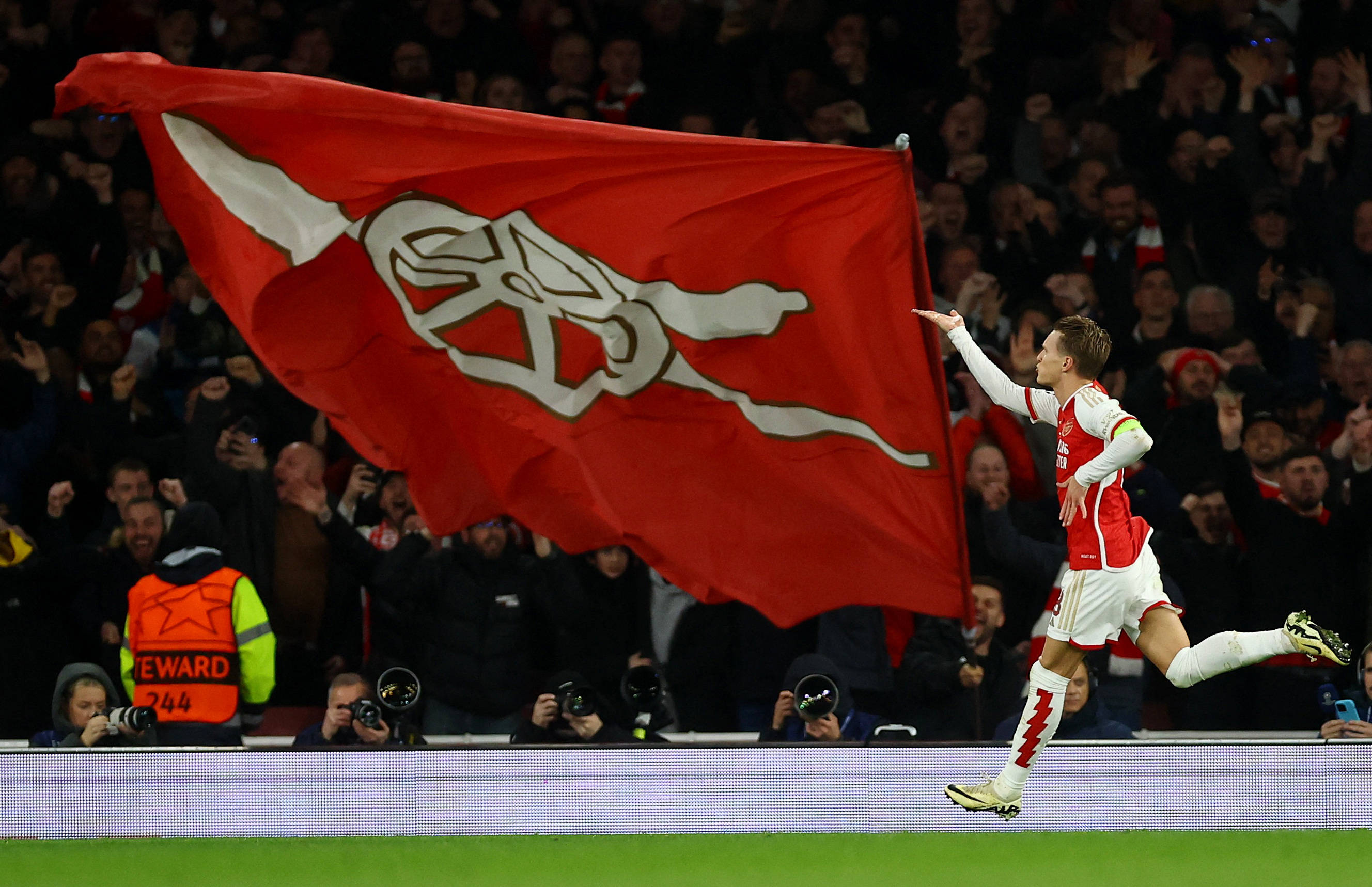 湖人詹姆斯关键封盖锁定胜局