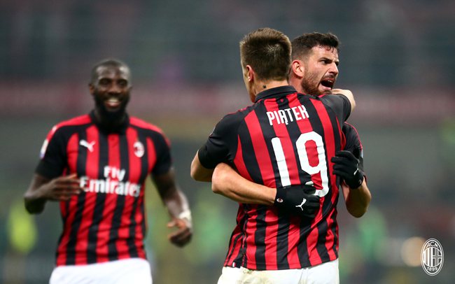 汪涵陪儿子参加马术比赛，嚼槟榔一脸享受，与老婆交替带娃引热议