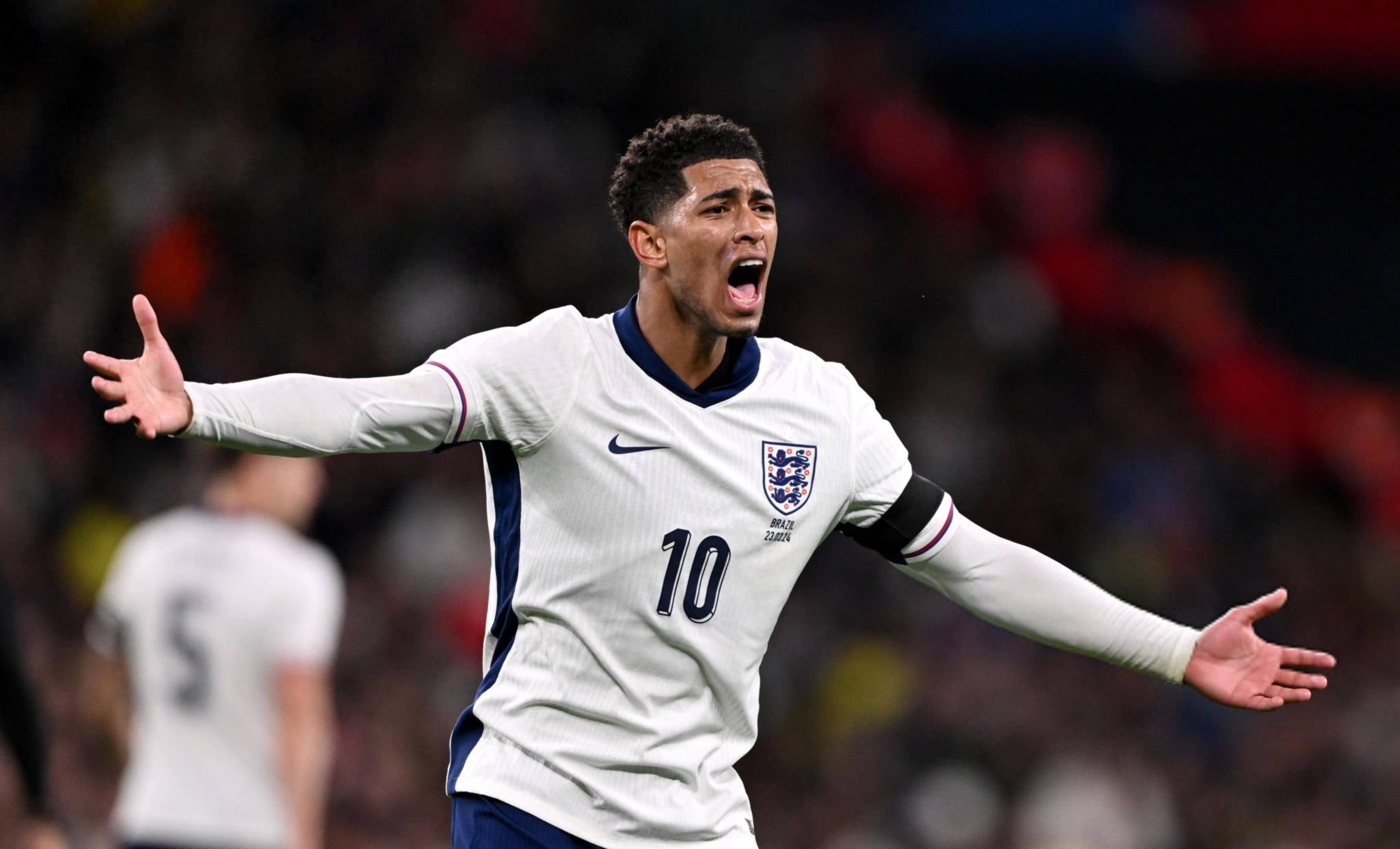 连续两赛季带不同球队欧战做客安菲尔德，阿隆索成历史第三人